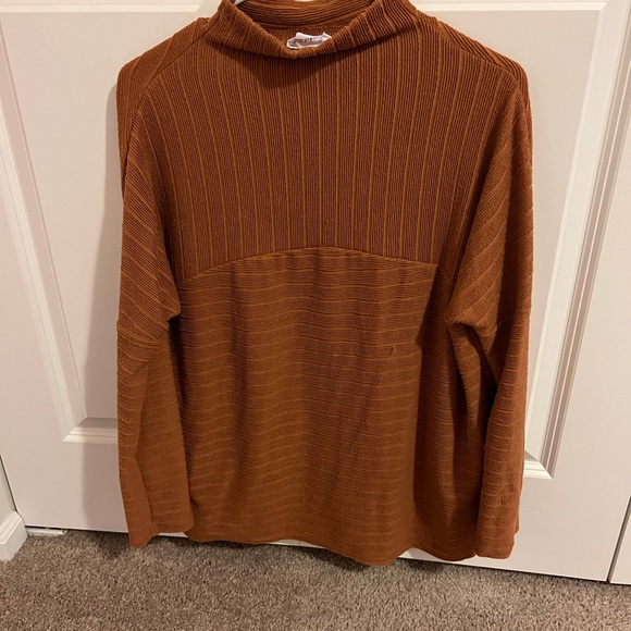 Rust colored batwing sweater - Picture 2 of 2